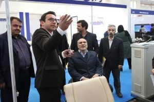 بازدید دکتر صالحی از غرفه شرکت ازن آبا